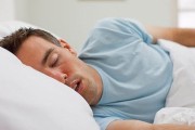 为什么睡觉时身体会突然抽搐一下,睡觉时身体突然抽搐是什么原因引起的