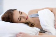 晚上睡觉时身体抽搐是什么原因呢,晚上睡觉时身体抽搐是什么原因