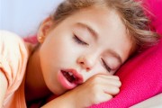 小孩睡觉流口水是什么病?怎样治疗好小孩睡觉流口水是什么病?怎样治疗
