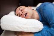 睡觉打呼噜是什么原因睡觉打呼噜是什么原因引起的