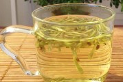 金银花茶泡水喝的功效与禁忌,金银花茶泡水喝的功效与作用可以治妇科炎症