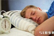 睡觉时身体频繁不由自主抽搐一下,睡觉时身体时不时抽搐一下是什么病