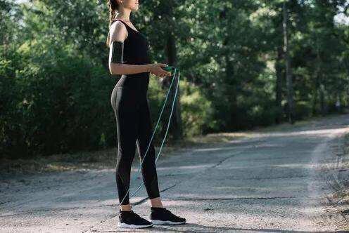 每天跳绳1000下<strong>跳绳减肥</strong>，坚持一个月，可以瘦下来吗？瘦多少斤呢？