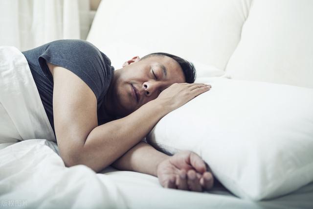 睡觉时出汗是什么原因男性没结婚男人睡觉时出汗