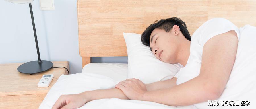 人在睡觉时为什么会突然抽搐一下,人在睡觉时为什么会突然抽搐一下心跳加速