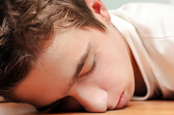 睡觉流很多口水是什么原因,晚上睡觉容易流口水是什么原因