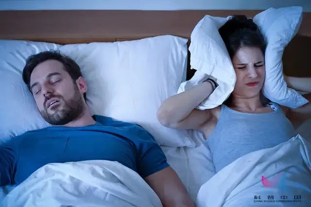 晚上睡觉打呼噜是什么原因引起的晚上睡觉打鼾什么原因引起的