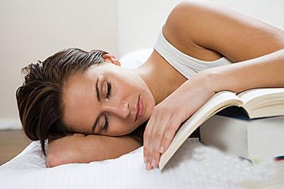 女性为什么睡到半夜大汗淋漓睡觉时大量出汗是什么原因