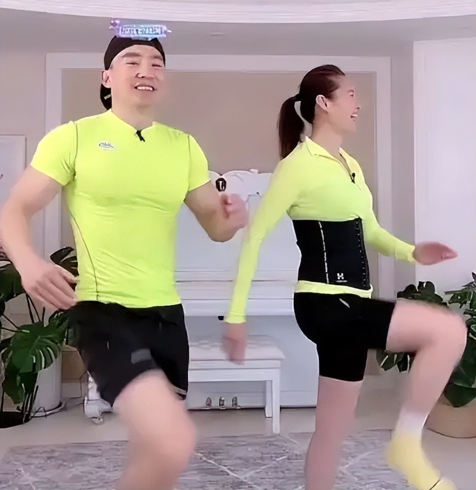 上海女子跳倒立版刘畊宏健身操的简单介绍