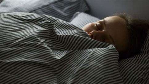睡觉时身体频繁不由自主抽搐一下,睡觉时身体时不时抽搐一下是什么病