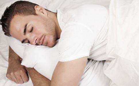 睡觉出汗多是什么原因造成的男人,睡觉出汗是怎么回事男性