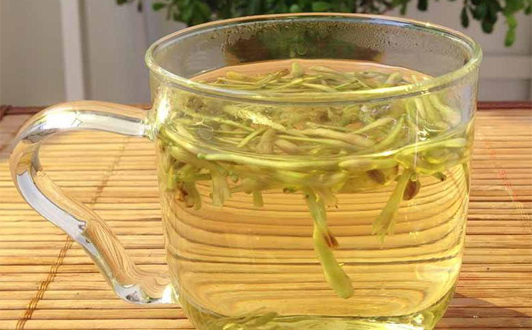 金银花茶泡水喝的功效与禁忌,金银花茶泡水喝的功效与作用可以治妇科炎症