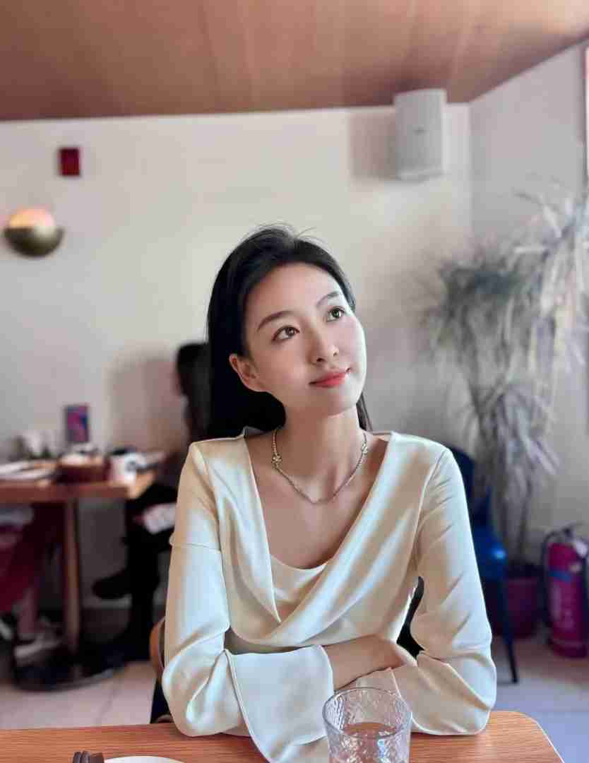 保健老板娘卖保健品的女老板